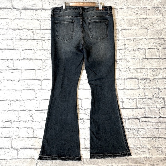 Articles of Society Low Rise Flare Leg Raw Hem Medium Wash Blue Jeans - Size 30 - Picture 7 of 14